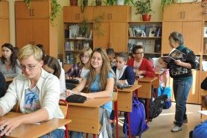 Новая учебная неделя стартовала с поднятия флага в школе №1574. Фото: сайт мэра Москвы