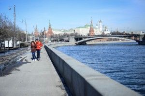 Кремлевскую и Москворецкую набережные подготовят к открытию навигации. Фото: Анна Быкова «Вечерняя Москва»