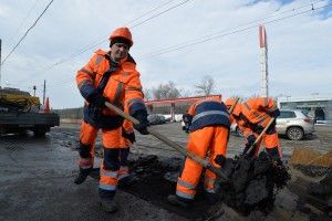 Ямочный ремонт дороги на шоссе Энтузиастов.