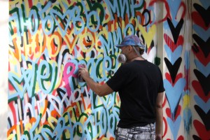 Крис Риггс создает арт-перформанс Мир и Любовь в парке Сокольники