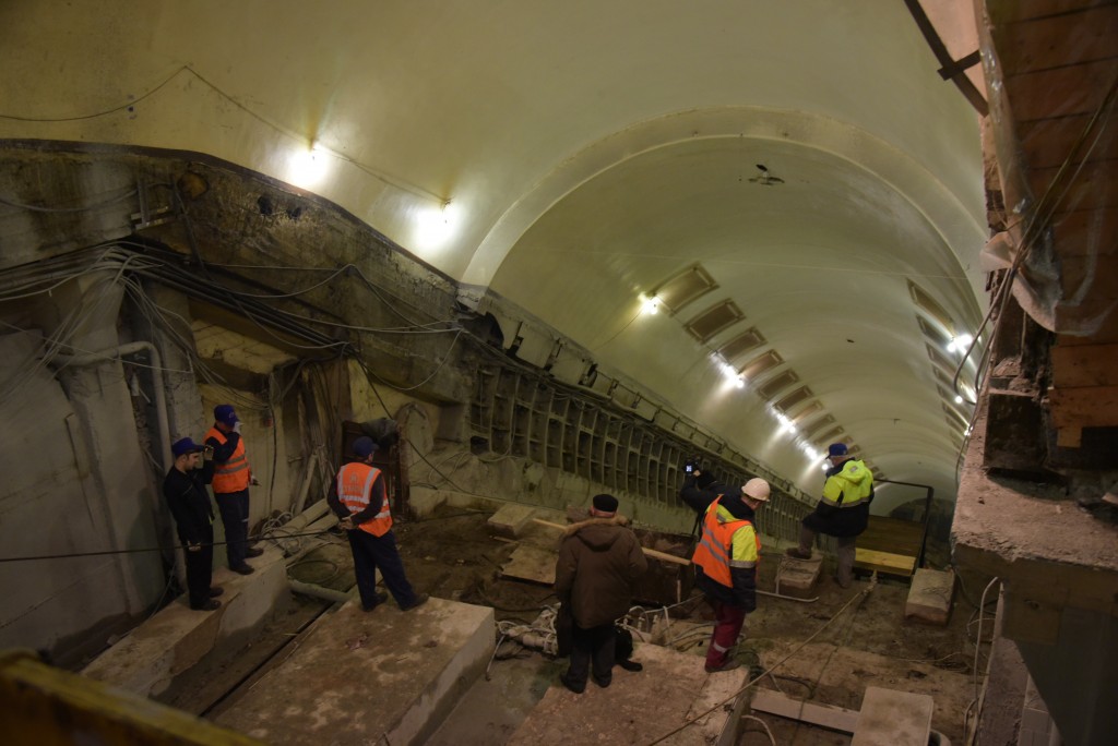 Метро рижское москва. Станция метро Рижская эскалаторы. Метрополитен станция Рижская эскалаторы. Станция метро Смоленская эскалатор. Станция Новослободская эскалатор.