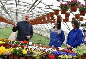 25 апреля 2016 Мэр Москвы Сергей Собянин осмотрел Измайловский совхоз декоративного садоводства