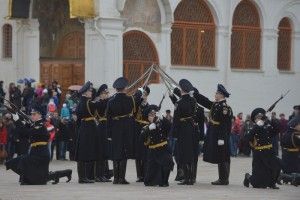 Церемонию развода пеших и конных караулов увидят посетители Кремля