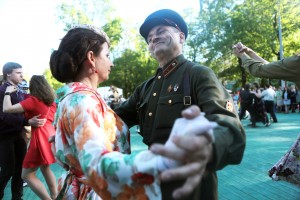 Праздничным ретро-балом в саду «Эрмитаж» отметят День Победы