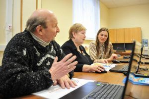 Москвичей научат пользоваться гаджетами в Центре социального обслуживания