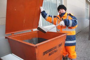 К зиме в Москве появится более четырех тысяч контейнеров с противогололедным материалом