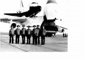 Доставка самолётом-транспортировщиком орбитального корабля «Буран» на космодром Байконур,1987 год. А.И. Горбенко в центре.