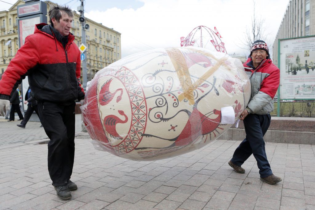 Песня где яйца. Украшение города к Пасхе. Большое пасхальное яйцо в Москве. Пасхальные яйца в Москве на улице. Арт объект яйцо.