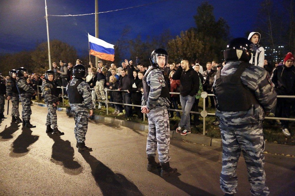 Беспорядки в махачкале. Омоны боец Москва. Массовые беспорядки в Краснодаре. Боец ОМОНА В маске. Омоны бойцов Москва.