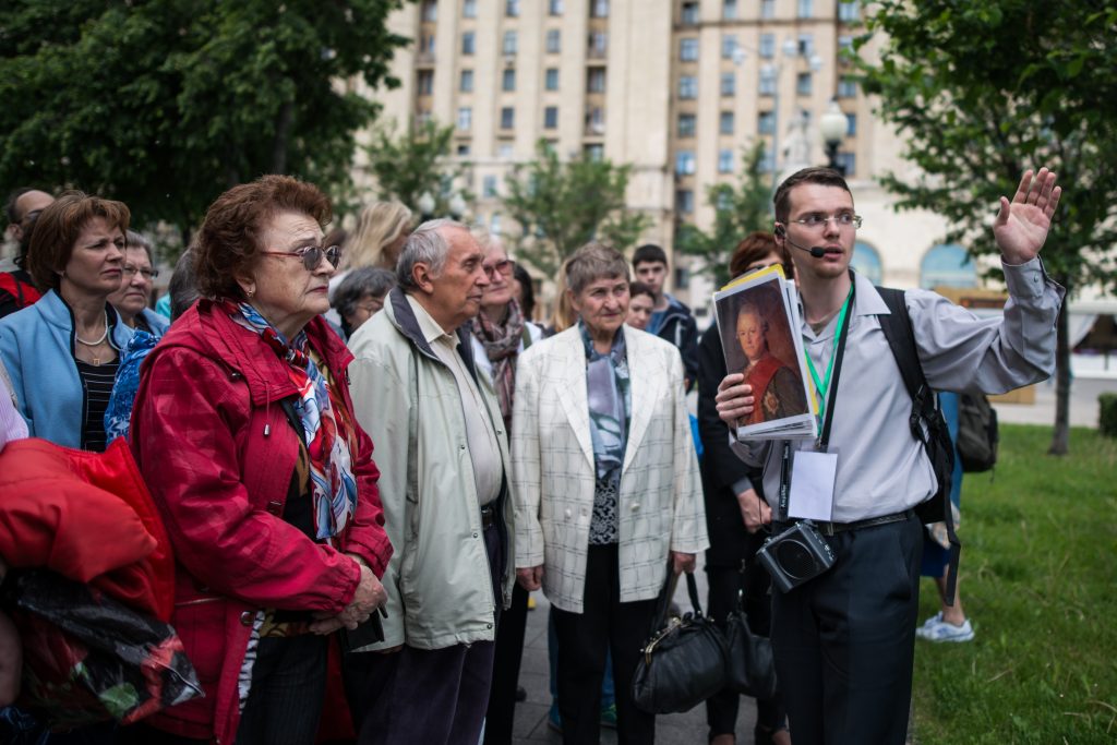 Пешие экскурсии по москве с гидом. Жители Москвы. Пешие экскурсии для пенсионеров по Москве. Жители Москвы фото.