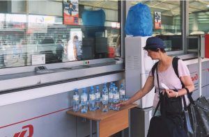 Питьевую воду во время жаркой погоды раздавали на «Пушкинской». Фото: mos.ru