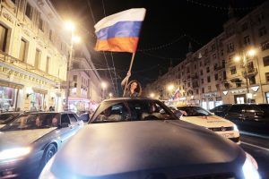 Колонна автомобилей с российским триколором проехала по Садовому кольцу в день флага. Фото: архив, «Вечерняя Москва»