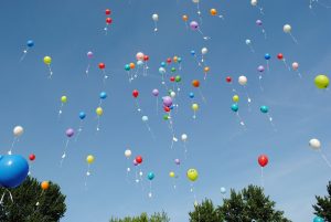 В знак памяти в небо выпустили 335 белых воздушных шаров. Фото: pixabay. com