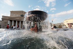 Московские фонтаны «законсервируют» до конца следующей недели. В Тверском районе до следующего года закроется один из самых красивых фонтанов у Большого театра. Фото: "Вечерняя Москва"