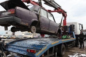Ликвидацию бесхозного автомобиля провели в Тверском районе. Фото: "Вечерняя Москва"
