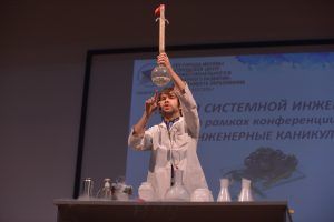 Студенты РХТУ прошли посвящение в «Менделеевцев». Фото: "Вечерняя Москва"