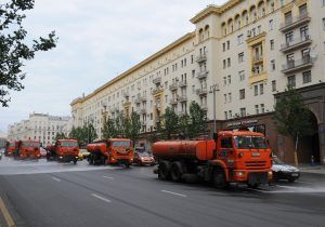 Московские улицы перед началом холодного сезона помыли с шампунем. Фото: "Вечерняя Москва"