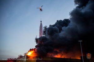 Командир экипажа вертолета ГКУ «МАЦ» о работе на пожаре в ТЦ Синдика. Фото: Главного управления МЧС по Московской области