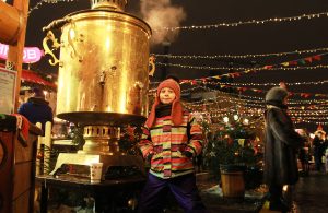 Деревянные домики-ларцы и двухъярусная карусель появятся на Красной площади во время зимней ярмарки. Фото: "Вечерняя Москва"
