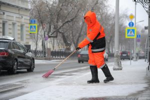 На уборку снега в Тверском районе вышли 465 человек. Фото: архив, «Вечерняя Москва»