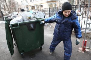 Площадку для мусора во дворе на Садово-Триумфальной улице привели в порядок. Фото: "Вечерняя Москва"