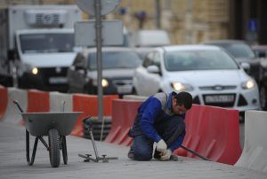 Ремонтно-восстановительные работы провели на плиточном покрытии по Доолгоруковской улице. Фото: "Вечерняя Москва"