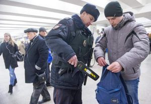 работники транспортной полиции усилят контроль и за багажом пассажиров. Фото: Артем Житенев, «Вечерняя Москва»