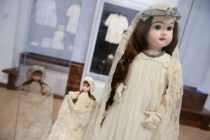 Посетители экспозиции увидят уникальную коллекцию винтажной бижутерии и кукол. Фото: «Вечерняя Москва»