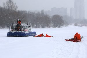 Водные спасатели провели занятие со слушателями Академии ГПС МЧС. Фото: Департамент ГОЧС и ПБ