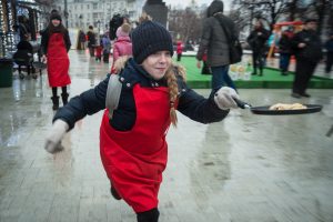 Разноцветные блины и традиционные спортивные игры ждут горожан на масленицу в столице. Фото: "Вечерняя Москва"