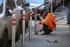 Покосившиеся дорожные ограждения в Пименовском тупике отремонтировали. Фото: "Вечерняя Москва"