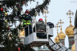 Главная новогодняя ель покинет Кремль до конца недели. Фото: "Вечерняя Москва"