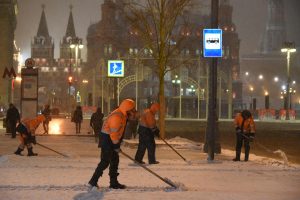 Около тридцати тысяч кубических метров снега вывезли с территории Кремля. Фото: "Вечерняя Москва"