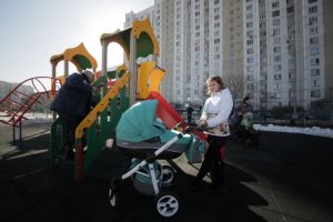 Сотрудники коммунальных служб приведут в порядок детские площадки. Фото: Сергей Шахиджанян, «Вечерняя Москва»