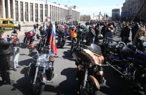 Мотоклубы разыграли очередность следования в колонне фестивали. Фото: mos.ru
