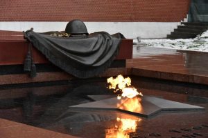 Горелку Вечного огня в Александровском саду проверят перед Днем Победы. Фото: архив, «Вечерняя Москва»