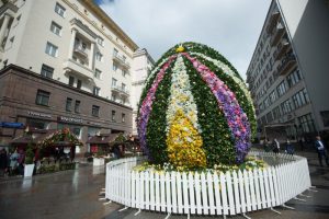 Центр столицы украсило восьмиметровое пасхальное яйцо. Фото: архив, «Вечерняя Москва»