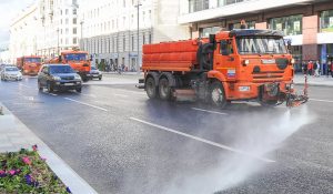 Поливомоечные машины выехали на улицы города из-за жары. Фото: официальный сайт мэра и Правительства Москвы