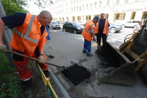 Специалисты «Жилищника» залатали крупные ямы в Тверском районе. Фото: Антон Гердо, «Вечерняя Москва»