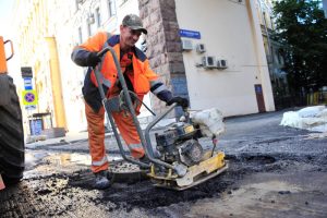 Специалисты «Жилищника» отремонтировали дороги по пяти адресам. Фото: Пелагия Замятина, «Вечерняя Москва»