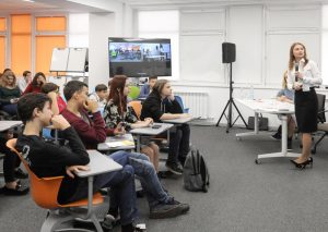 Ученикам школы №1574 прочитали лекцию о маркетинге. Фото: официальный сайт мэра и Правительства Москвы