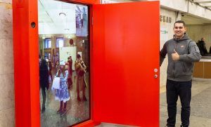 Онлайн-двери со встроенными экранами установили на станции «Пушкинская». Фото: официальный сайт мэра Москвы