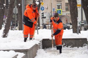 Специалисты «Жилищника» провели уборку снега в районе. Фото: архив, «Вечерняя Москва»