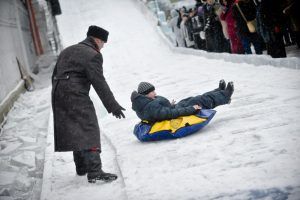 Ледяную горку открыли на площади Революции. Фото: Александр Казаков, «Вечерняя Москва»