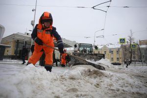 Сотрудники «Жилищника» убрали снег в районе. Фото: архив, «Вечерняя Москва»