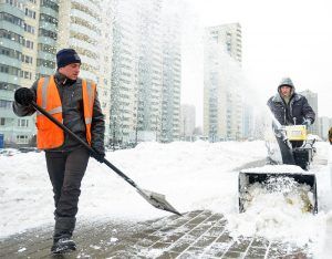 Сотрудники «Жилищника» убрали снег и наледь на парковках в районе. Фото: архив, «Вечерняя Москва»