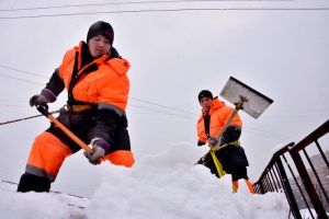 Специалисты «Жилищники» убрали снежные сугробы в районе. Фото: архив, «Вечерняя Москва»