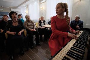 Представители старшего поколения прослушали музыкальный концерт в центре социального обслуживания. Фото: Максим Аносов, «Вечерняя Москва»