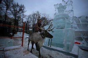 Слово «зима» изо льда в конце Масленицы растает на Тверской площади. Фото: архив, «Вечерняя Москва»