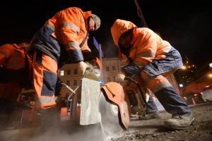 Специалисты «Жилищника» починили свыше 200 квадратных метров дорог в районе. Фото: Антон Гердо, «Вечерняя Москва»